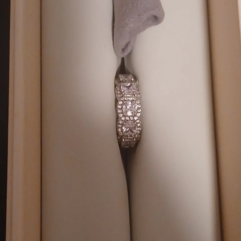 Everly Band Ring - Picture 3 of 4